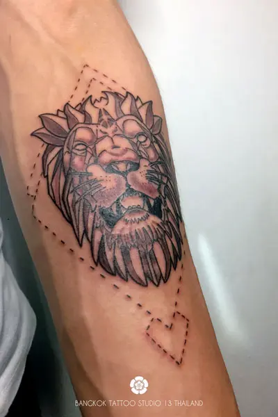 blackwork-tattoo-lion-geometric
