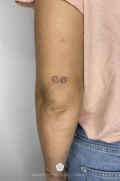 celtic-double-spiral-tattoo-fine-line-minimalist