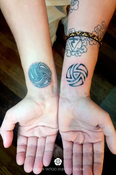 dotwork-tattoo-spiral-circle