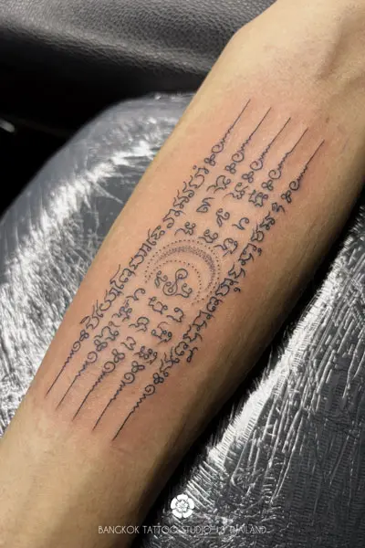 sak-yant-tattoo-5-row-moon-hah-taew-arm-men