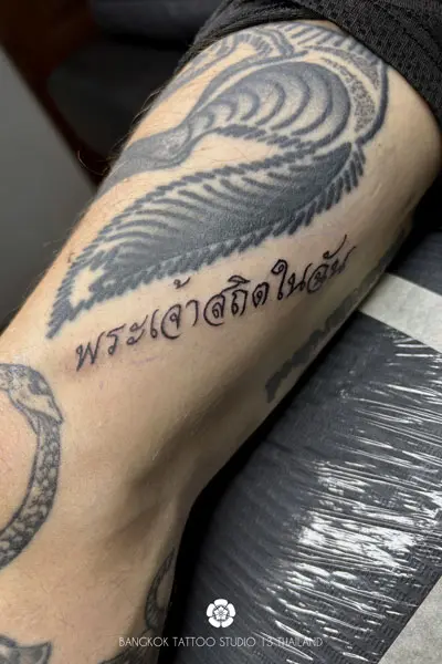 thai-tattoo-lettering-men-inside-arm