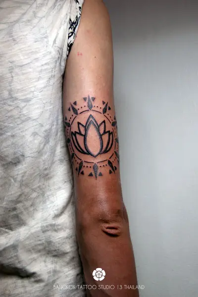 dotwork-tattoo-geometric-lotus