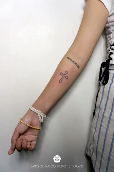 fine-line-tattoo-cross
