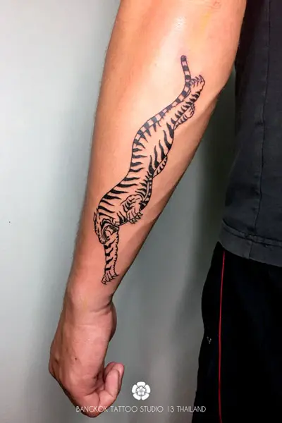 black-ink-tattoo-tiger-jumping