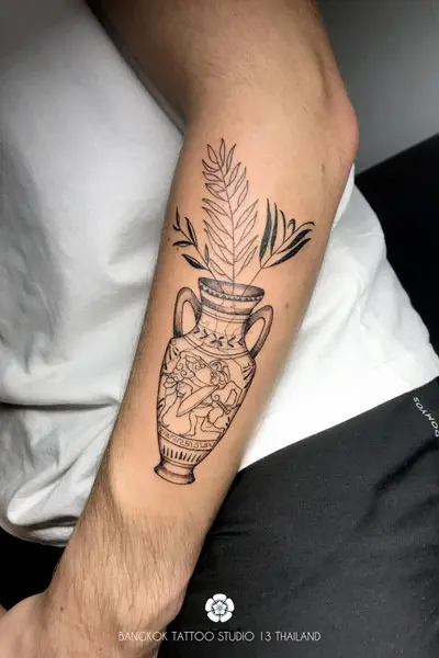 black-ink-tattoo-vase-greek-gladiators