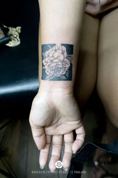 black-ink-tattoo-rose-graphic-negatif