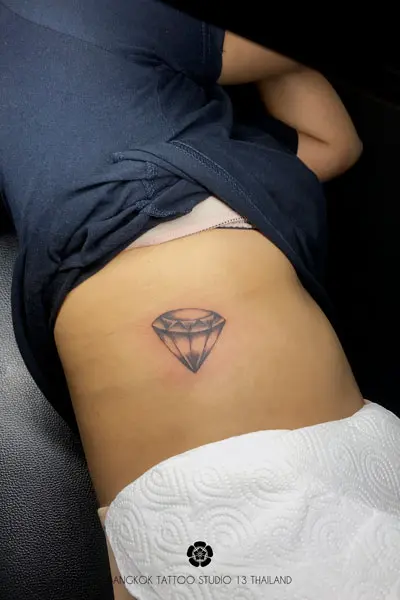 balckwork-tattoo-diamond-women