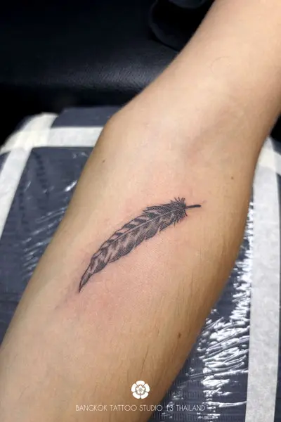 blackwork-tattoo-feather