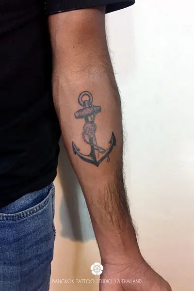 blackwork-tattoo-skull-anchor