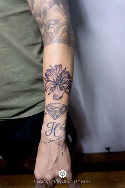 blackwork-tattoo-flower-lily