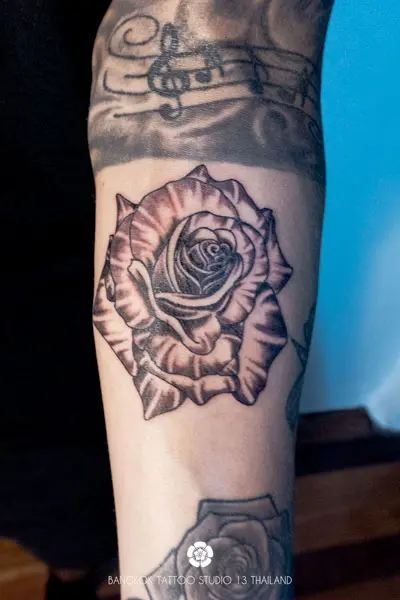 blackwork-tattoo-flower-rose-black-and-grey