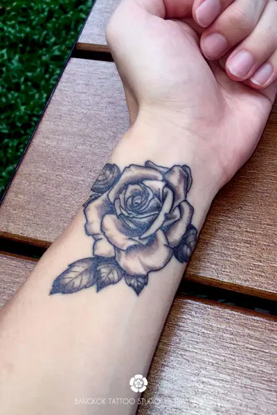 blackwork-tattoo-flower-rose