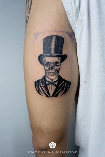 blackwork-tattoo-gentleman-skull