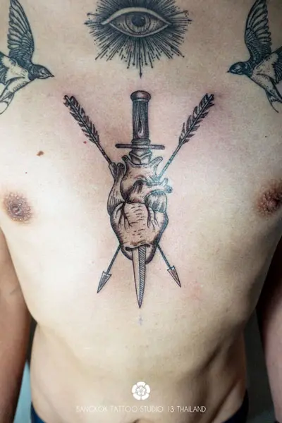 blackwork-tattoo-heart-arrows