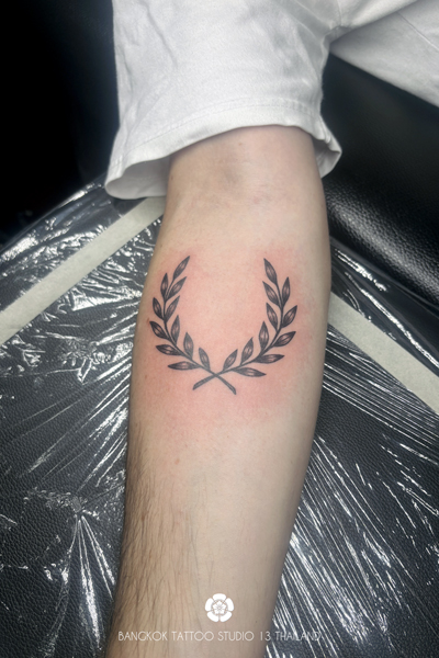 blackwork-tattoo-leaf-wreath