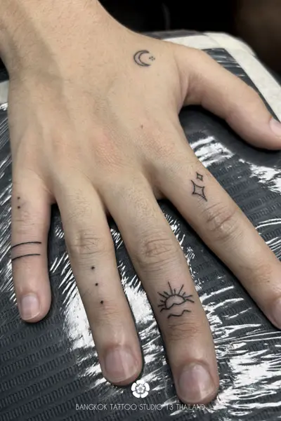 minimalist-tattoo-fingers-men