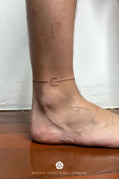 fine-line-moon-continus-line-tattoo-ankle