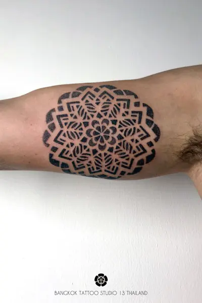 mandala-tattoo-dotwork-geometric