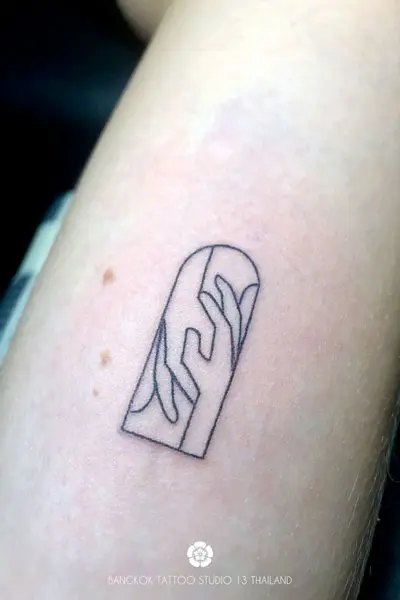 minimalist-tattoo-fine-line-2-hands-geometry