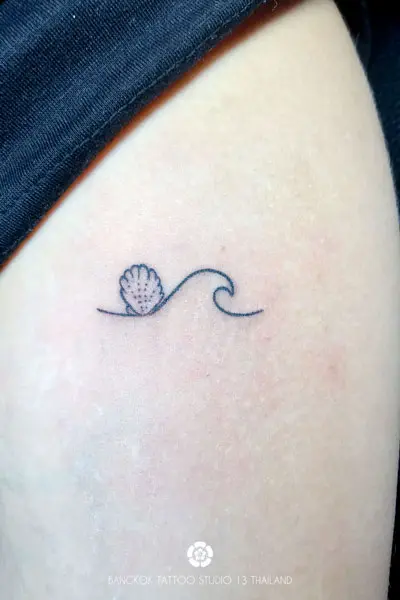 minimalist-tattoo-fine-line-wave-shell