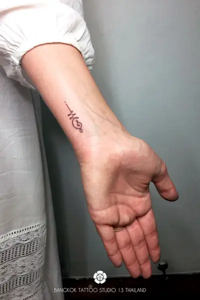 minimalist-fine-line-tattoo-yant-unalome-wrist