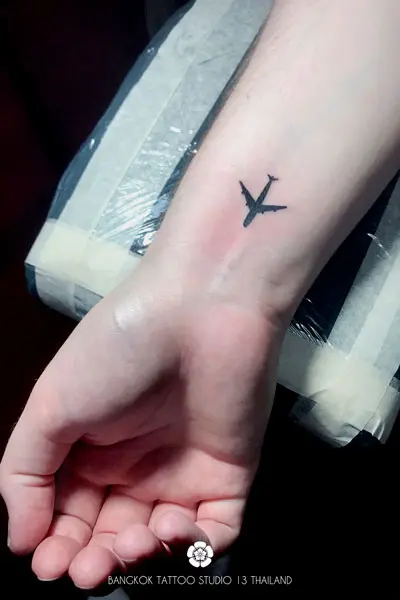 minimalist-tattoo-fine-line-airplane