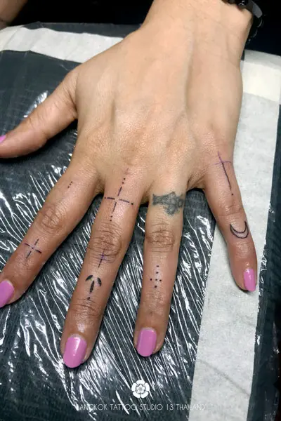 minimalist-tattoo-patterns-fingers-woman