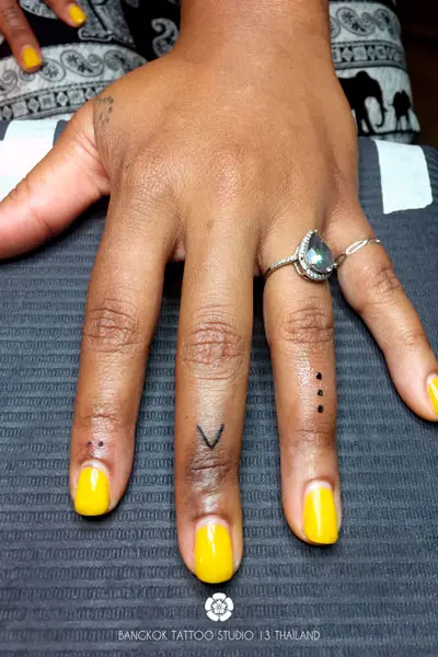 minimalist-tattoo-fingers-women
