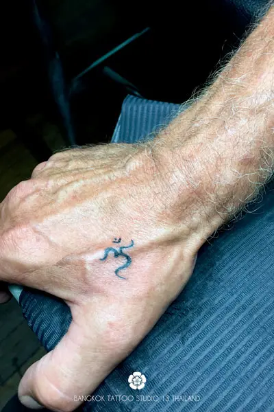minimalist-tattoo-ohm-shanti-hand