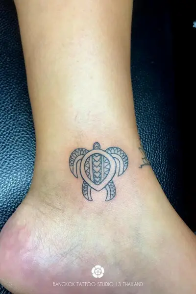 tribal-polynesian-tattoo-turtle-ankle-women