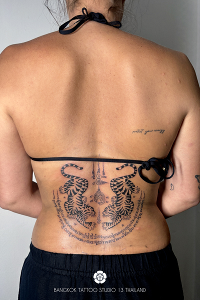 sak-yant-2-tigers-women-tattoo-thailand