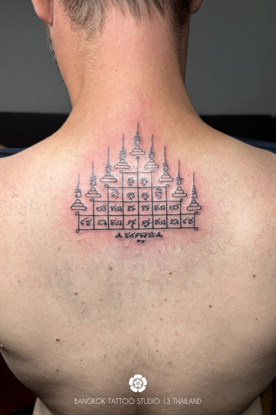 sak-yant-tattoo-gao-yord-high-back-of-a-man