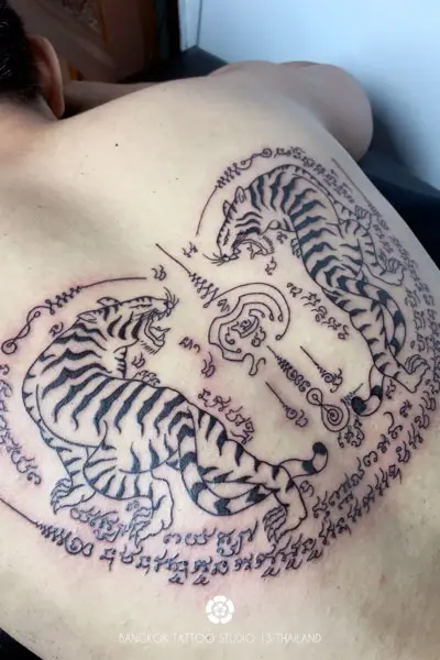 sak-yant-tattoo-2-tigers-modern