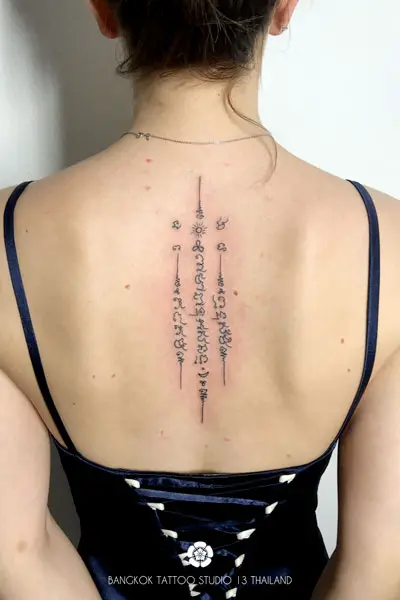 sak-yant-tattoo-in-thailand-woman-3-rows