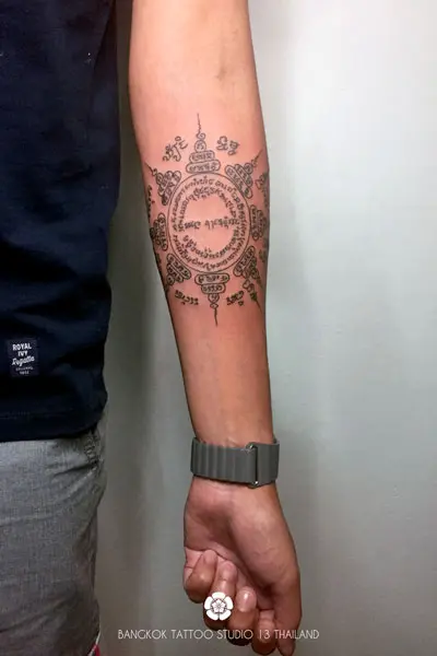 sak-yant-tattoo-paed-tidt-8-direction-inner-arm