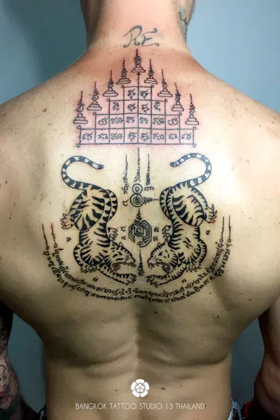sak-yant-2-tigers-traditional-tattoos-thailand