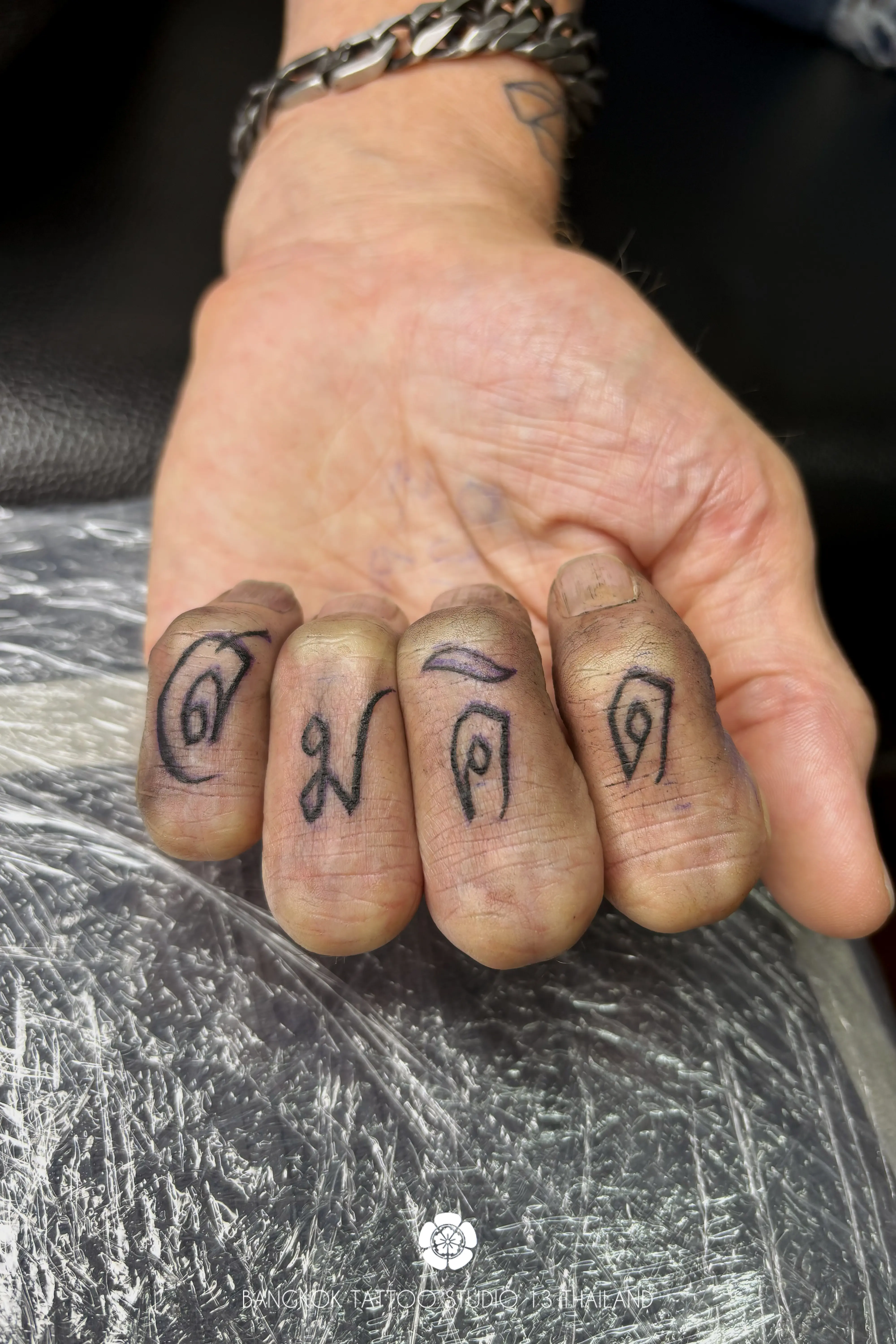 thai-tattoo-lettering-fingers