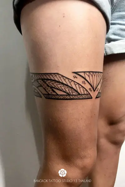 tribal-polynesian-band-tattoo-woman-thigh