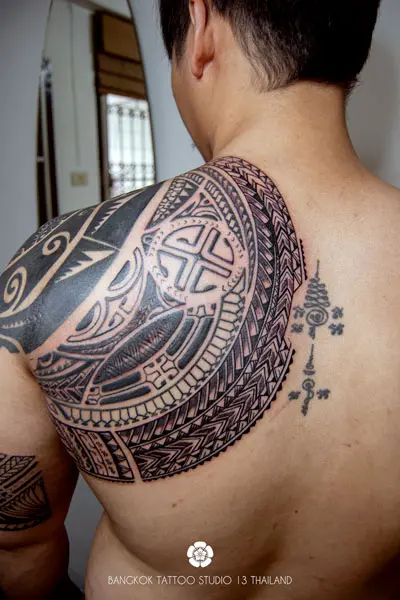 polynesian-tattoo-on-the-soulder-blade