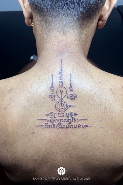 sak-yant-yord-talisman-in-back-thai-tattoo